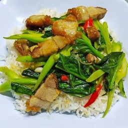 คะน้าหมูกรอบ  กับข้าว