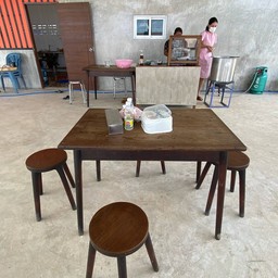 ชุดเก้าอี้จากร้านเก่าในเมือง