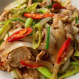 สามชั้นผัดพริกหยวก-กับข้าว