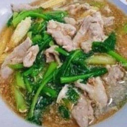 เส้นหมี่ราดหน้าหมู