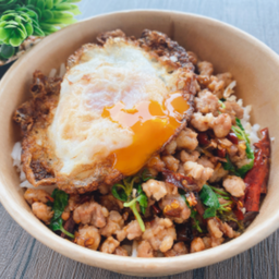 ข้าวกระเพราหมูสับพริกแห้ง