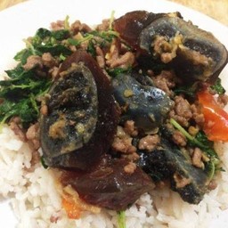 กระเพราไข่เยี่ยวม้า ราดข้าว