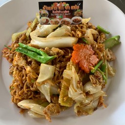 มาม่าผัดซีอิ๋ว หมู หรือ ไก่