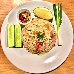 ข้าวผัดรวมมิตร(หมูสับ,ไก่,ใส้กรอก)