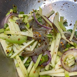 ยำมะม่วงกุ้งสดปลากรอบ