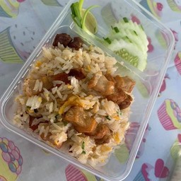 ข้าวผัดหมูกรอบ