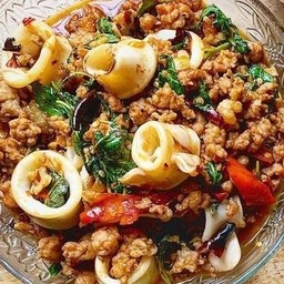 กระเพราหมูสับ-ปลาหมึก-กับข้าว