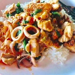 กระเพรารวมมิตรราดข้าว