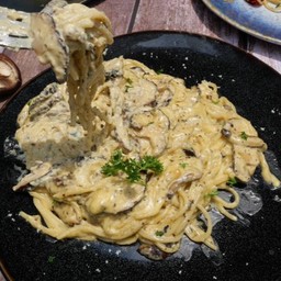 สปาเก็ตตี้ครีมเห็ดและทรัฟเฟิล