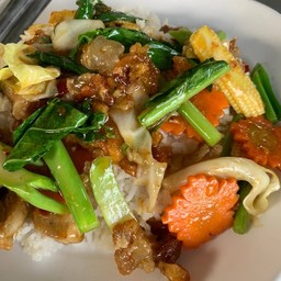 ผัดผักรวมหมูกรอบ-ราดข้าว