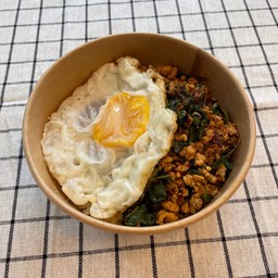 ข้าวกะเพราพริกแห้ง ไก่สับ +ไข่ดาว