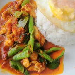 ผัดพริกแกงไก่ ราดข้าว