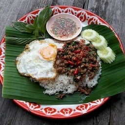 กะเพราถาดช้อนทอง พิซซ่า ขาหมู ไข่เจียว