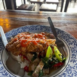 ข้าวราดกระเพราหมูกรอบไข่เจียวทรงเครื่อง(หัวหอมพริกต้นหอมมะเขื่อ)