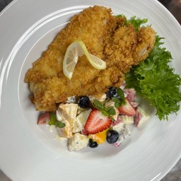 สลัดปลาทอด (Salad w/Crispy Fish)