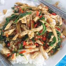 ข้าวกระเพราหมูยอ