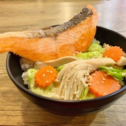 ข้าวหน้าแซลมอลยักษ์ย่าง ฟรี กิมจิ