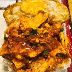 ผัดพริกแกงอกไก่ราดข้าว