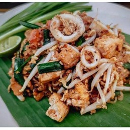 ผัดไทยห่อไข่ปลาหมึก