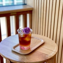 Cold Brew ที่ blend มาด้วยไซรัปกุหลาบออร์แกนิก เสิร์ฟมาพร้อมความซ่าสดชื่นของโซดา
