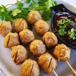 พี่น้องสองสี  ลูกชิ้นทอด น้ำปั่น