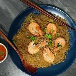 กุ้งอบวุ้นเส้น  (ทานได้ถึง 2  ท่าน) พร้อมน้ำจิ้มซีฟู๊ดรสแซ่บ