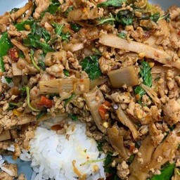 ข้าวราดผัดกระเพราหมูหน่อไม้ดอง