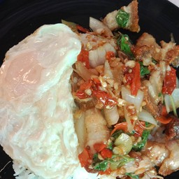 ข้าวกระเพราหมูกรอบ+ไข่ดาว