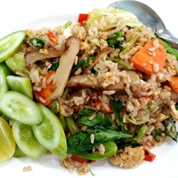 ข้าวผัดผัก รวมใบกระเพราเป็ด เป็นข้าวผัดคลุกใบกระเพราไม่ใส่ผัก เป็นเป็ดหมูแดงหรือรวมมิตรได้ค่ะ