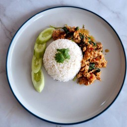 ข้าว กระเพราหมูสับ - Rice topped with stir-fried minced pork and basil