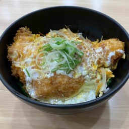 ข้าวแซลมอนทอดราดไข่ ฟรี กิมจิ