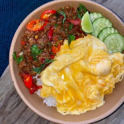 ข้าวกระเพราเนื้อวากิวสับไข่ข้น (Creamy Omelet & Stir Fried Beef w/Basil on Rice)