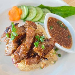 ข้าวผัดจิ้มแจ่ว สันคอหมูย่าง (Spicy Fried Rice w/Pork Collar)