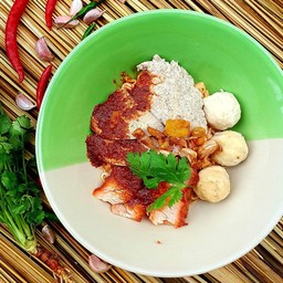 ก๋วยเตี๋ยวแห้งใส่ซอสหมูแดง