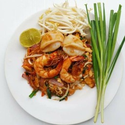 ผัดไทยห่อไข่รวมทะเลกุ้ง+หมึก