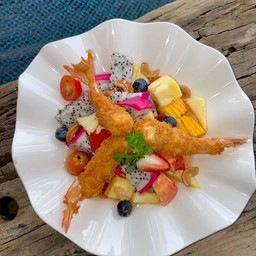 สลัดกุ้งทอด (Salad w/Crispy Shrimps)