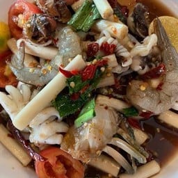 ตำไหลบัวปูม้ากุ้งสดปลาหมึก