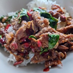 ข้าวราดกะเพราเนื้อชิ้น