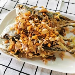ปลาทูทอดกระเทียม