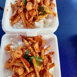 ผัดพริกแกงหน่อไม้ลูกชิ้นหมู