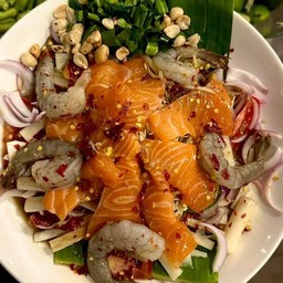ยำแซลมอนกุ้งสด