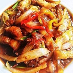 หมูสามชั้นผัดพริกเผา ราดข้าว