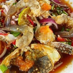ตำเหลาแซวมอลปูม้ากุ้งสดปลาหมึก