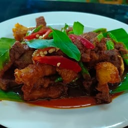 หมูกรอบผัดพริกแกง