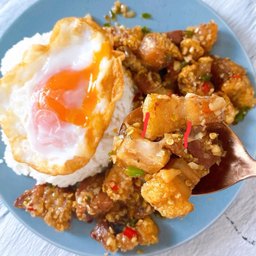 ข้าวหมูกรอบผัดพริกเกลือ