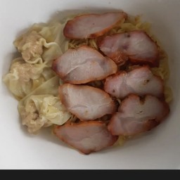 ก๋วยเตี๋ยวเกี้ยวหมูแดง