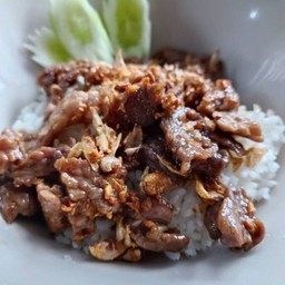 ข้าวราดเนื้อชิ้นผัดกระเทียม