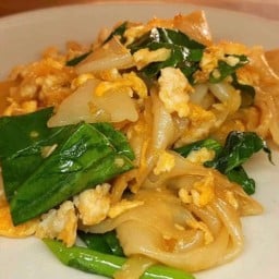 เส้นใหญ่ผัดซีอิ๋วไข่