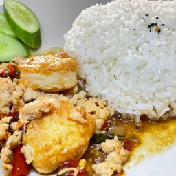 เต้าหู้ไข่+ไก่สับผัดซอสกระเพราราดข้าว