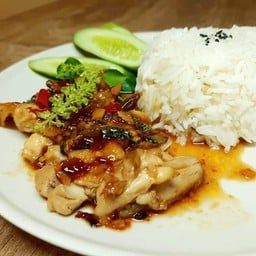 ไก่ย่างผัดซอสกระเพราราดข้าว